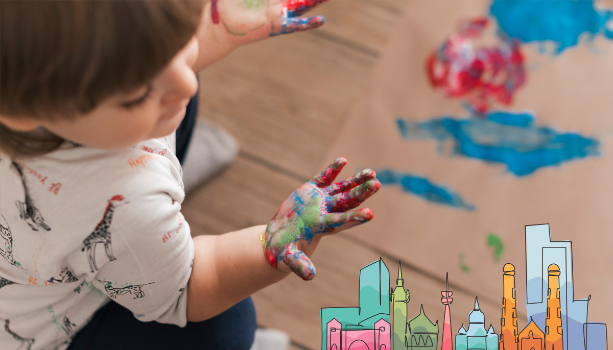 Kitareinigung in München  – Kinderhände voller Farbe